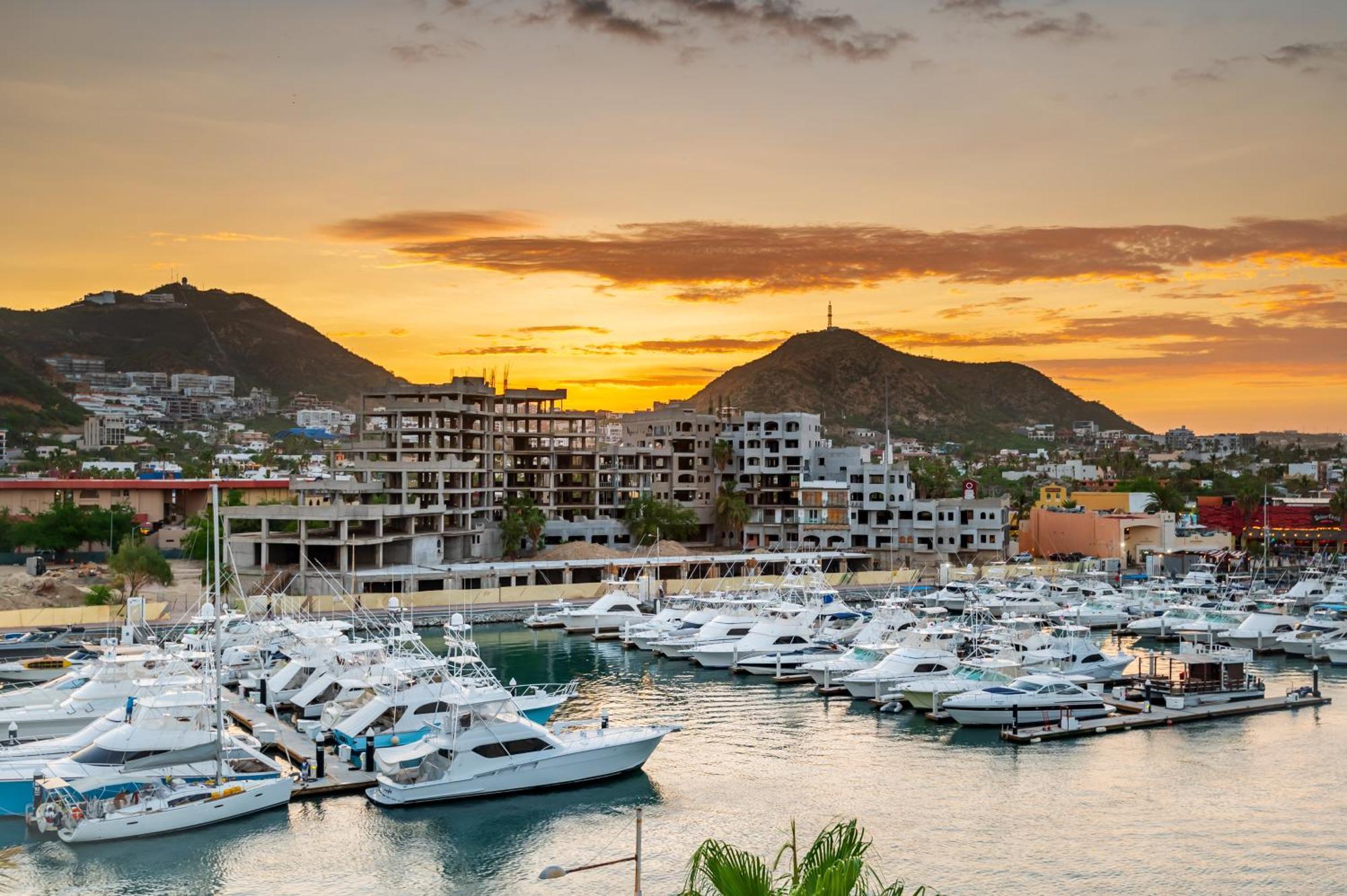 Marina Cabo Plaza Town & Beach Condos Кабо Сан Лукас Екстериор снимка